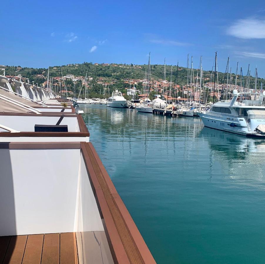 Bonita Houseboat Apartment Portorose Bagian luar foto
