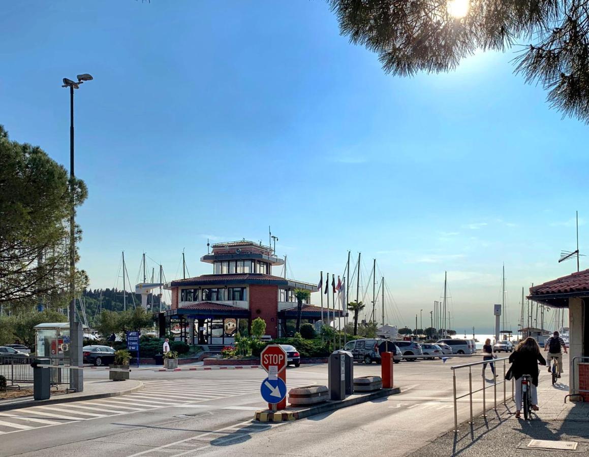Bonita Houseboat Apartment Portorose Bagian luar foto